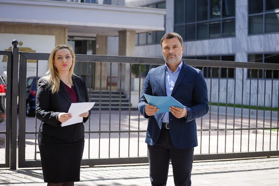 PD denoncon tenderin 3.5 mln USD: Qeveria i zhdoganoi maskat me 3 euro, i bleu me 8 mijë lekë