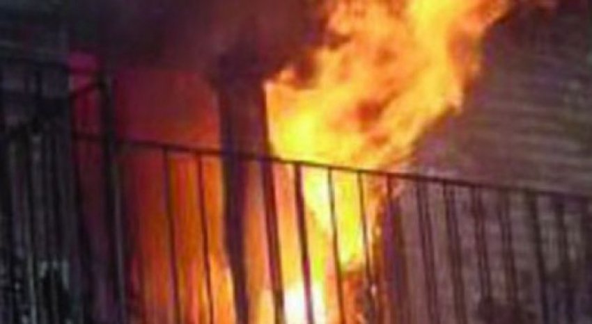 Zjarri djeg një banesë, e zonja e shtëpisë harroi furnelën e gjellës ndezur