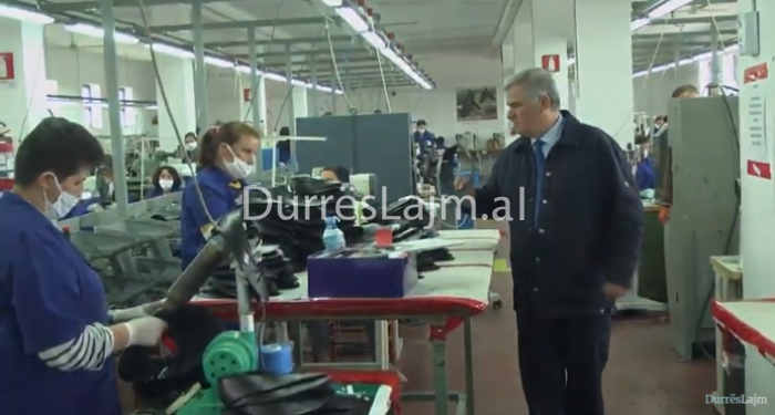 Fasoneria në Durrës gjobitet, pronari: E padrejtë! Qeveria nuk i mbylli fabrikat për të mos paguar pagën e luftës (VIDEO)