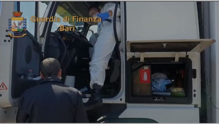 Kamioni i nisur nga Durrësi kapet me heroinë e kokainë në Itali, në pranga shoferi