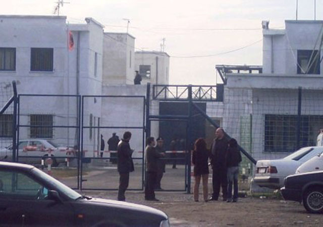 Rasti i parë me koronavirus në burg/ Preket punonjësi i burgut të Rrogozhinës