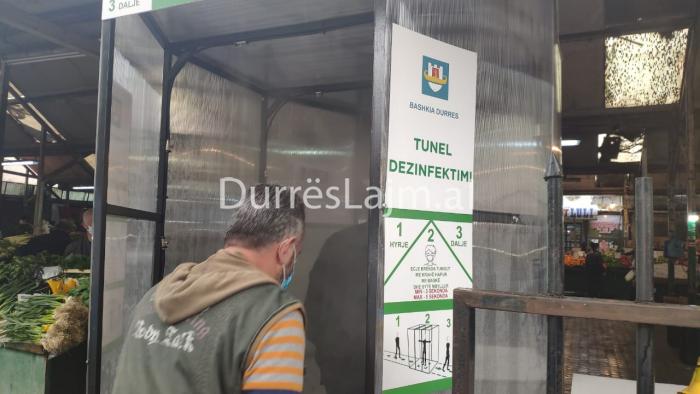 Vendoset tunel dezinfektimi në tregun e fruta-perimeve në Durrës (VIDEO)