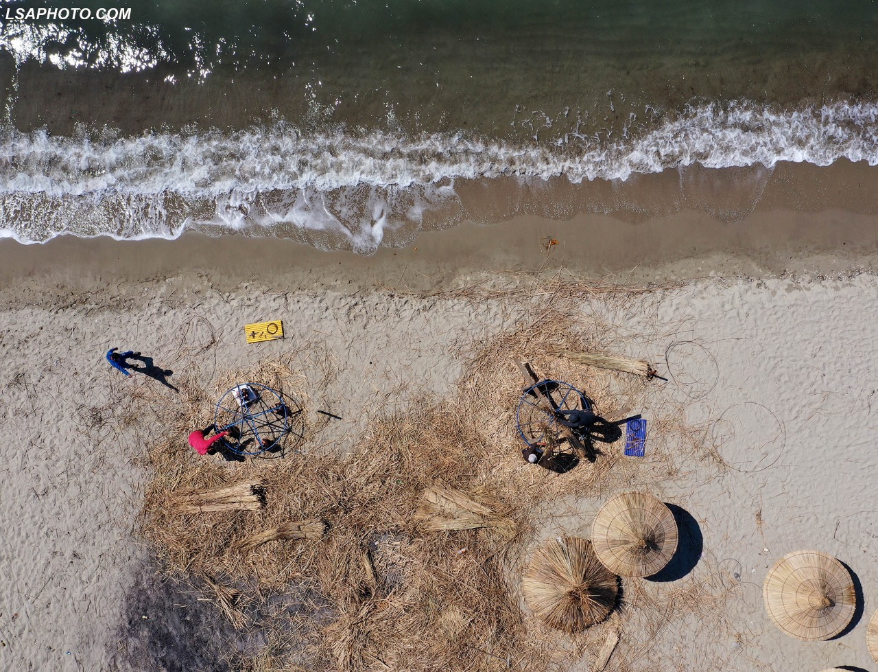 Gati për plazh! Vendosen çadrat e para te Mali i Robit (FOTO)