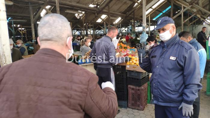 Shtrëngohen masat në tregun e fruta-perimeve, Policia Bashkiake në Durrës monitorime strikte (VIDEO+FOTO)