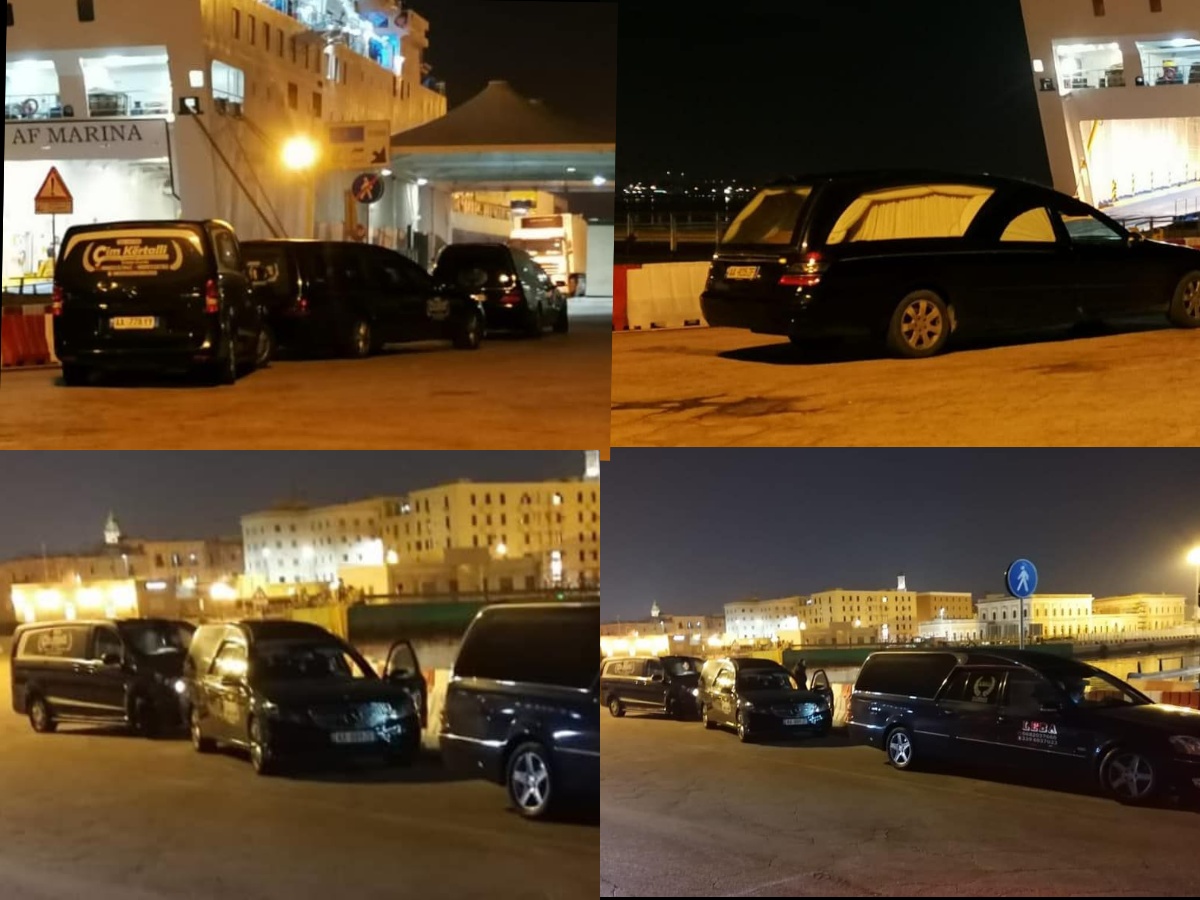 E dhimbshme/ Makinat funerale në rresht për t’u nisur me traget drejt Durrësit, sjellin në atdhe trupat e viktimave të koronavirusit (FOTO)