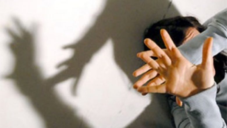 Gruaja në Durrës dhunohet nga bashkëshorti dhe vjehrra