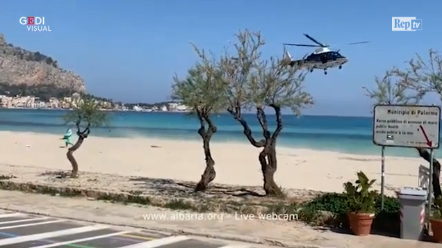 Ishte duke bërë banjo dielli, por helikopteri i policisë e largon nga plazhi! (VIDEO)