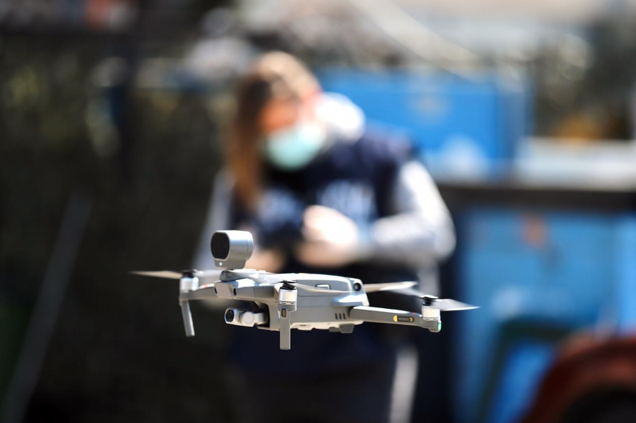 “Zoti qytetar ndaloni, po vjen patrulla”, si do t’i identifikojë droni inteligjent personat që thyejnë karantinën (VIDEO)