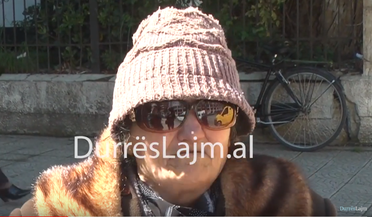 “Jetojmë 3 veta me 100 mijë lekë”, e moshuara në Durrës: Nuk e di si do bëhet halli jonë, pensionin s’na e sollën në shtëpi (VIDEO)