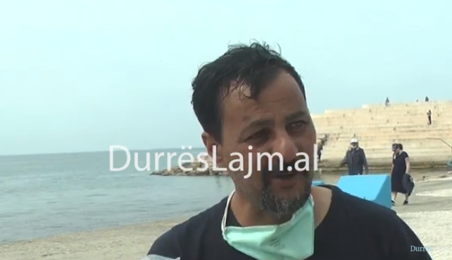 Emigranti ilegal që ka mbetur në Durrës, i plagosur e në rrugë: Jam pa bukë, pa asgjë (VIDEO)