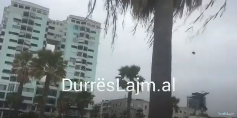 Durrësi përfshihet nga era e fortë, 6-7 ballë forca në det të hapur (VIDEO)