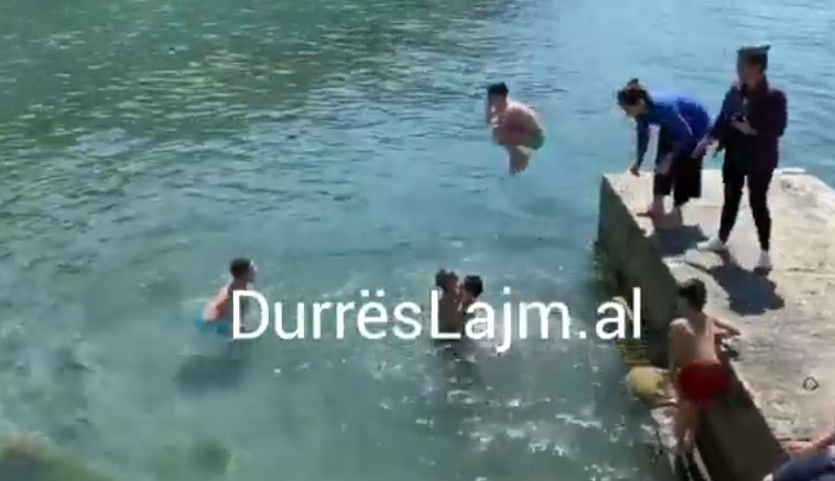 Duhet të ishin në shtëpi, fëmijët i gëzohen plazhit në Currila (VIDEO)