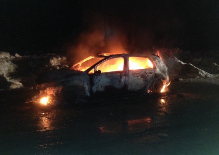 Digjen makinat e një personi përpara banesës së tij