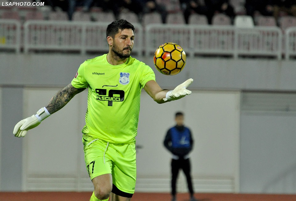 Koronavirusi i kthen në parukierë, portieri i Teutës mëson “zanatin” e ri