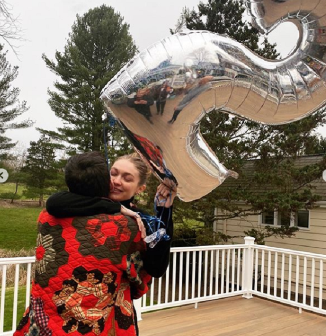 Gigi Hadid në pritje të ëmbël, zbulon gjininë e bebit në festën e 25-vjetorit
