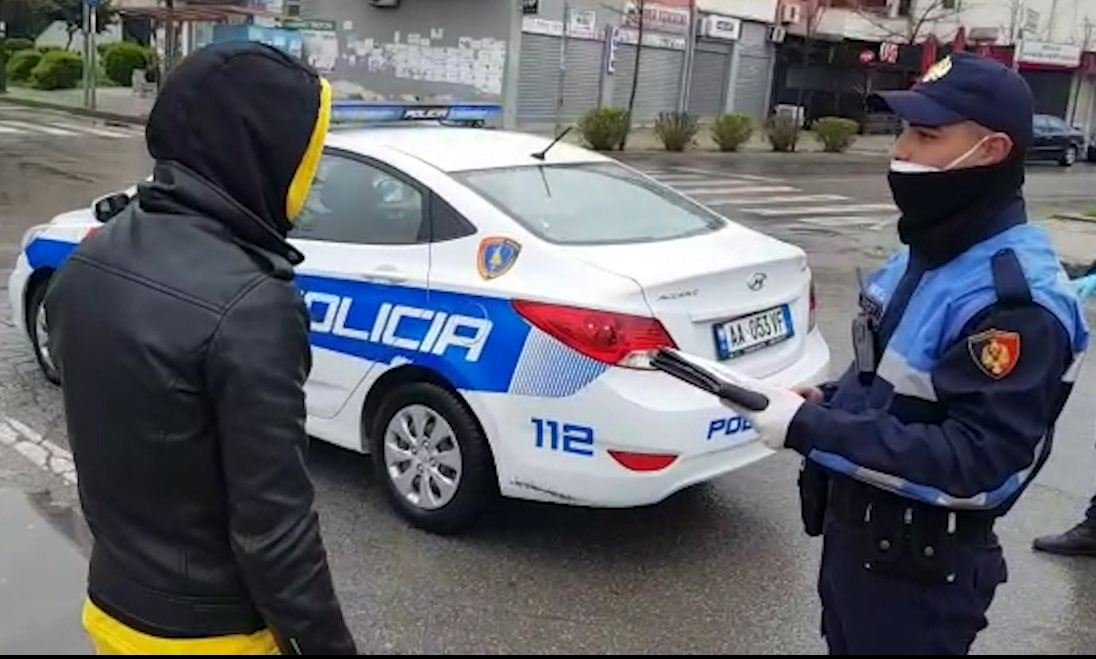 Qarkullonte me distinktiv dhe dokumente të falsifikuara, arrestohet i riu