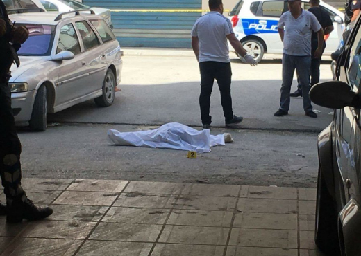 Bie nga kati i pestë i pallatit, humb jetën 45-vjeçarja