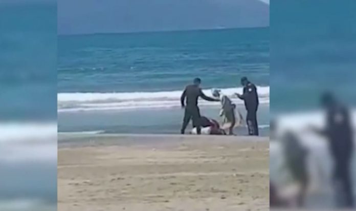 Polici ndërhyn dhe shpëton një grua, e cila tentoi të vetëmbytej në det (VIDEO)