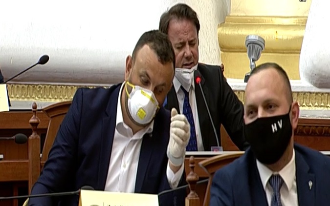 Deputeti shqiptar shkon me maskë të personalizuar në Parlament (FOTO)