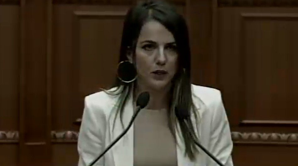 Gjendja e fatkeqësisë natyrore, Rudina Hajdari kërkon llogari: Pse kërkohet kjo shtyrje?