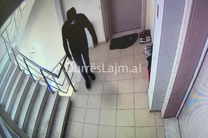 Hyn i maskuar në një pallat në Durrës, vrojton me radhë apartamentet e në fund… (VIDEO)