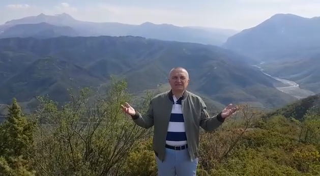 “Nga vendlindja ime”, Meta thyen karantinën dhe përshëndet me video nga Çepani i Skraparit