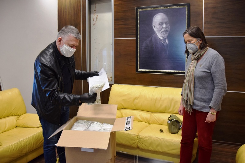 Dhuroi 1 mijë maska për Bashkinë e Durrësit, Kryebashkiaku Varfaj takohet me ambasadoren franceze