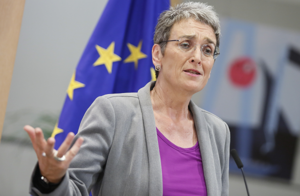 Rrëzohet nga biçikleta, eurodeputetja Lunaçek përfundon në spital me fraktura në kokë