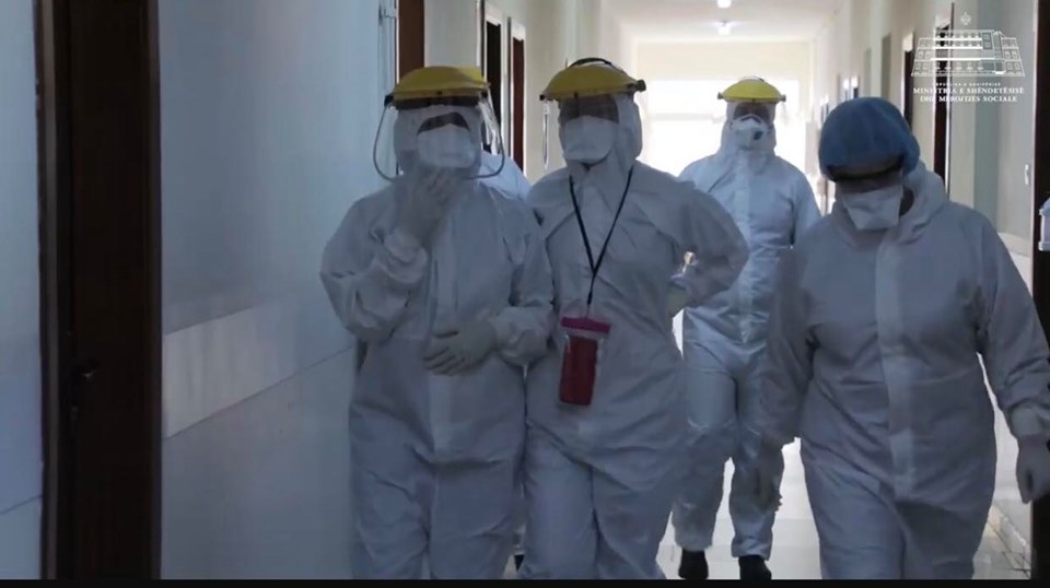 Video nga brenda spitalit/ Mesazhi i shefes së Infektivit: Lufta s&#8217; ka mbaruar, është sëmundje tinëzare