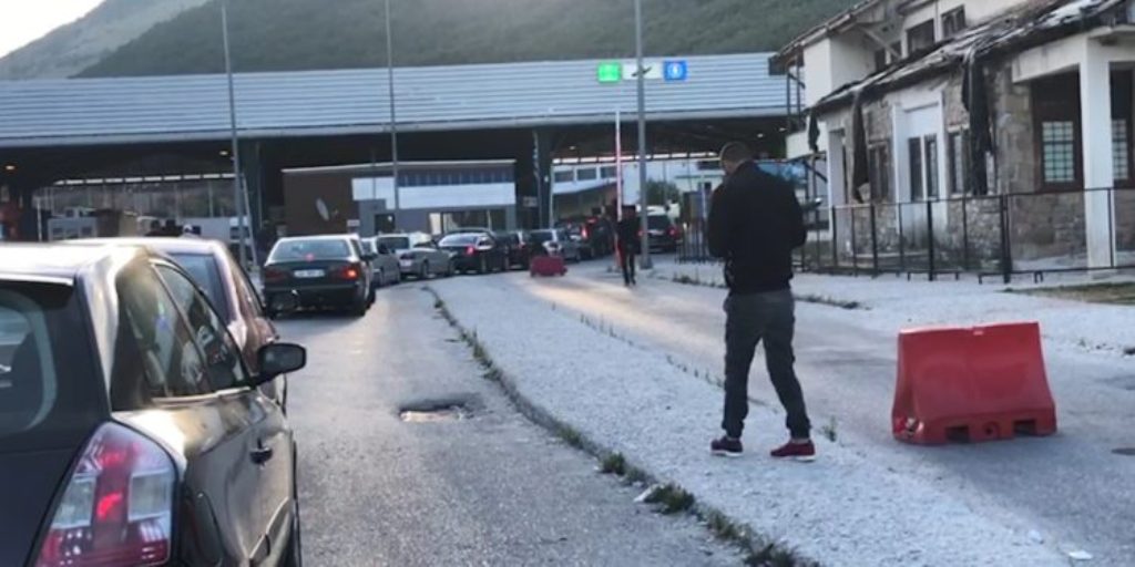 Rama i quajti “bomba”/ 50 emigrantë kalojnë natën të bllokuar në Kapshticë, tentojnë të futen në Shqipëri