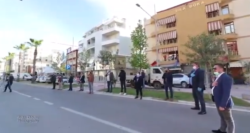 “Koncert në karantinë” ndalet në zonën e Plazhit në Durrës për të dhënë mesazhin e shpresës (VIDEO)