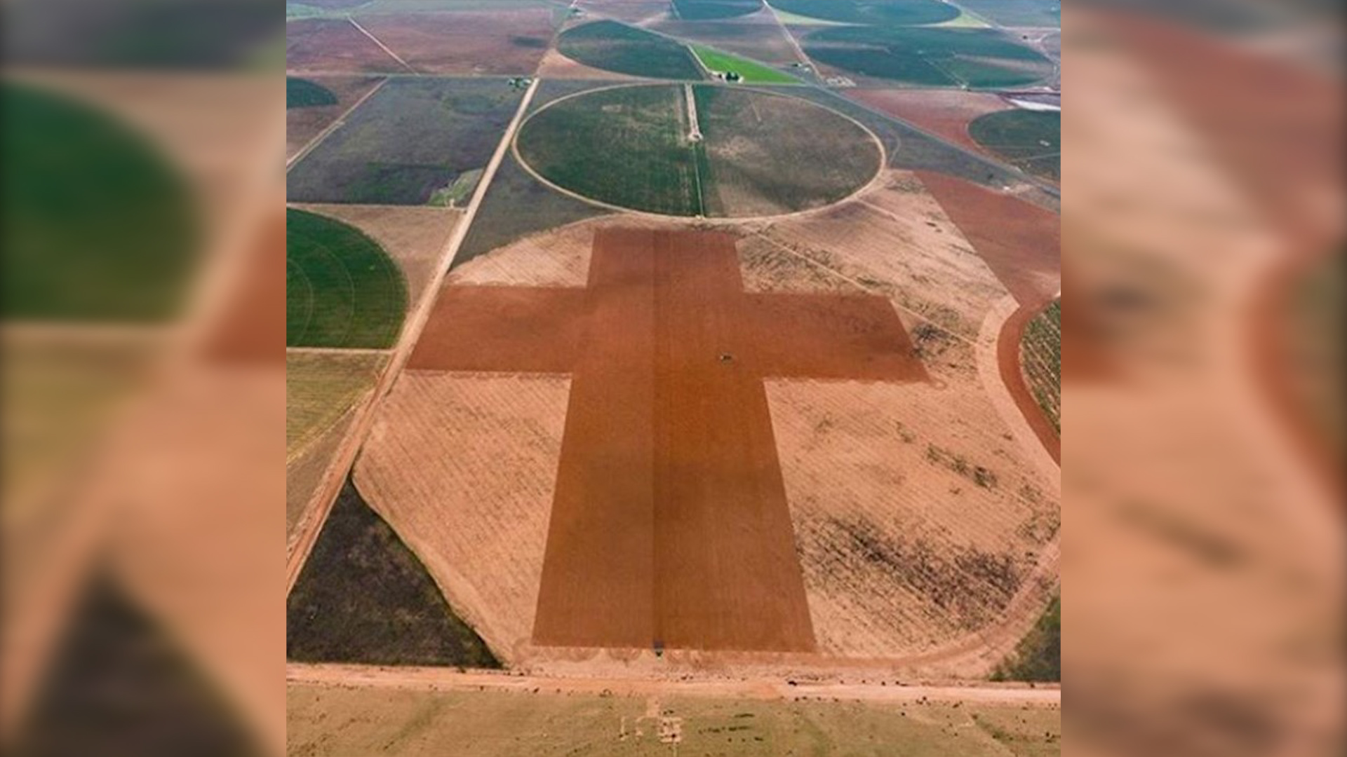 Fermeri formon kryqin në tokën e tij