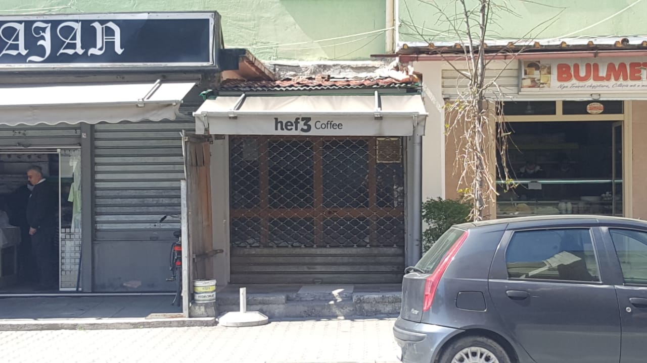 Mjeku kapet brenda lokalit që rrinte i hapur, pronari në polici
