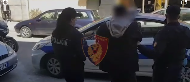 VIDEO/ Mbante pistoletë në lokalin e hapur gjatë karantinës, arrestohet pronari te lagjja 18 në Durrës
