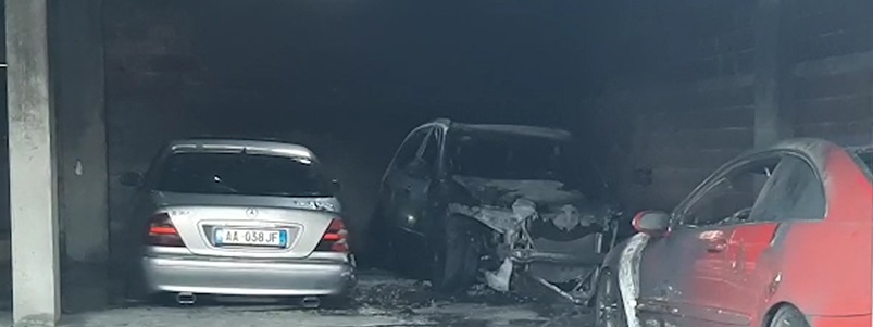 Digjen tre automjete, ishin të parkuara në garazh