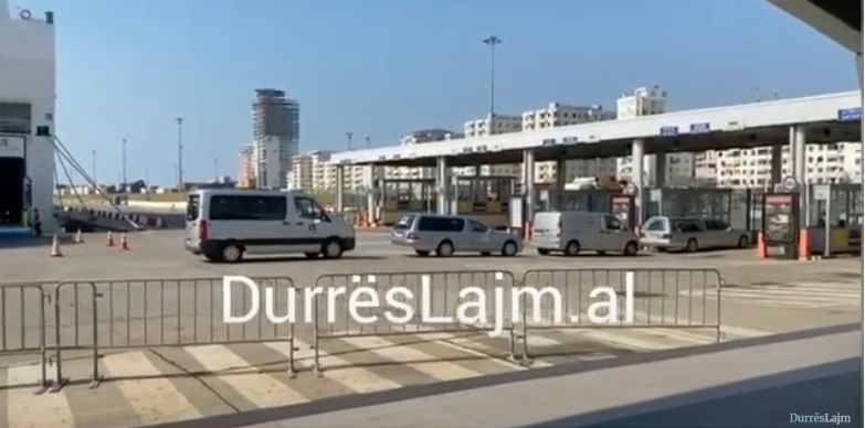 Dramatike/ Mbërrijnë nga Italia në portin e Durrësit trupat e viktimave të koronavirusit (VIDEO)