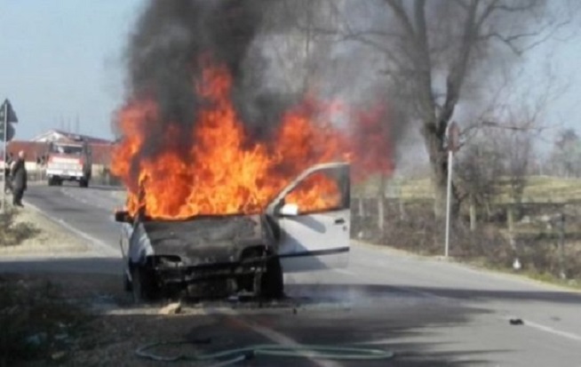 Shkrumbohet nga flakët një tjetër automjet në Elbasan, dyshimet e policisë