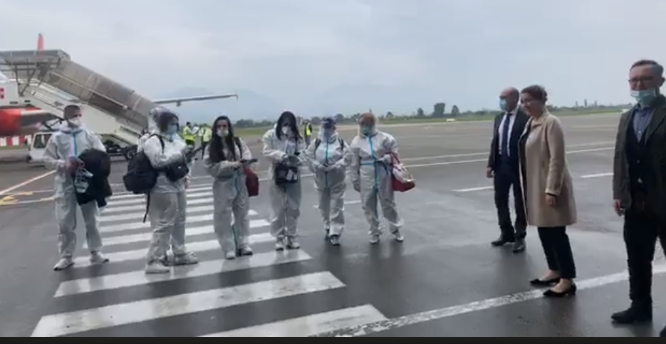 Manastirliu përcjell në Rinas drejt Italisë grupin e dytë të mjekëve e infermierëve: Krenare!