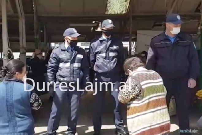 Fasha e orarit zgjatet deri në 17:30, ashpërsohen masat në tregun e fruta-perimeve në Durrës (VIDEO)
