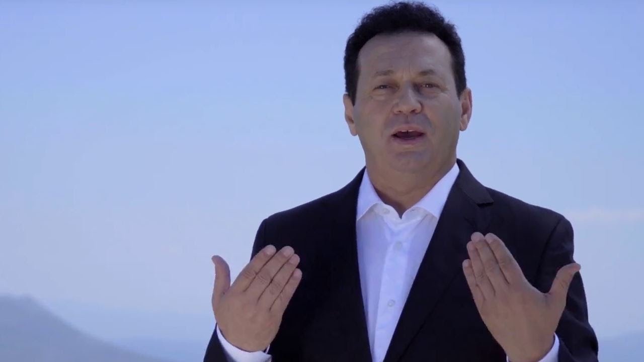 “U hodh nga ballkoni se mori vesh që kishte koronavirus”/ Këngëtari Gëzim Nika: Ishte shqiptar, po më dridhet trupi