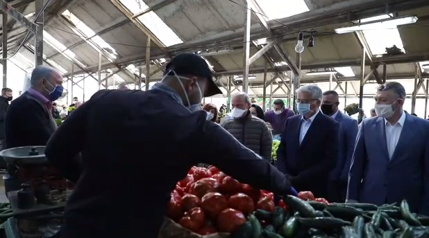 Masat kundër COVID-19, Lleshaj inspekton tregjet e fruta-perimeve në Durrës (VIDEO)