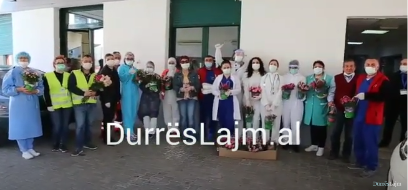 Durrës, ISHSH dhuron maska dhe lule për mjekët e infermierët e Urgjencës (VIDEO)