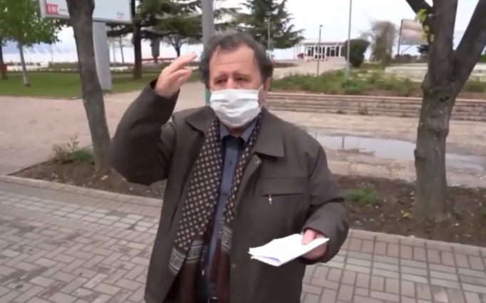 “Mos u hiq si trim me fletë”, durrsaku Muharrem Hoxha parodi për koronavirusin (VIDEO)