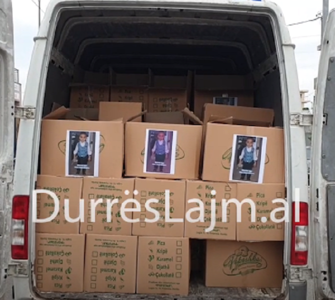 Emigranti shqiptar në Angli dhuron pako me ushqime për familjet në ish-Kënetë (VIDEO)