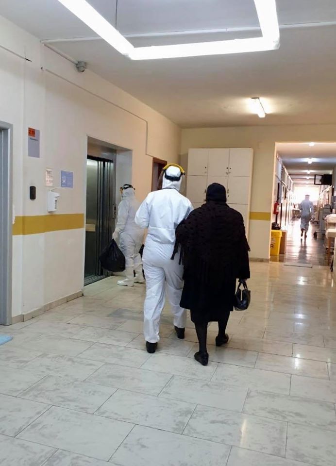 Shërohet nga koronavirusi nënë Veziko! Pas dy javësh 80-vjeçarja lë Infektivin