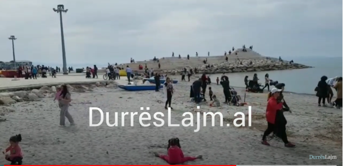 Fëmijët gjallërojnë Durrësin këtë të diel, nënat shijojnë orët e lirisë (VIDEO)