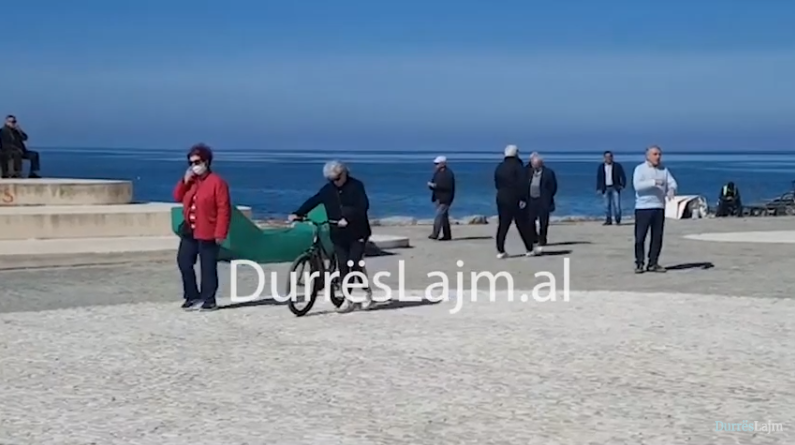 Pensionistët e Durrësit shijojnë liridaljen, dynden në shëtitoren bregdetare (VIDEO)
