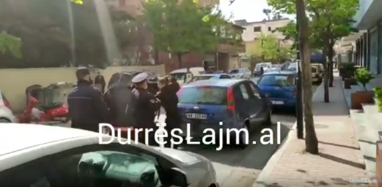 Çifti i ri britma e përplasje me policinë në Durrës, uniformat blu kërcënojnë operatorin e “DurrësLajm” (VIDEO)