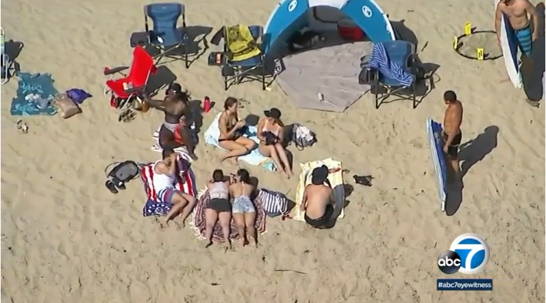 Qindra mijëra njerëz dynden në plazhe pa respektuar distancimin social (FOTO & VIDEO)