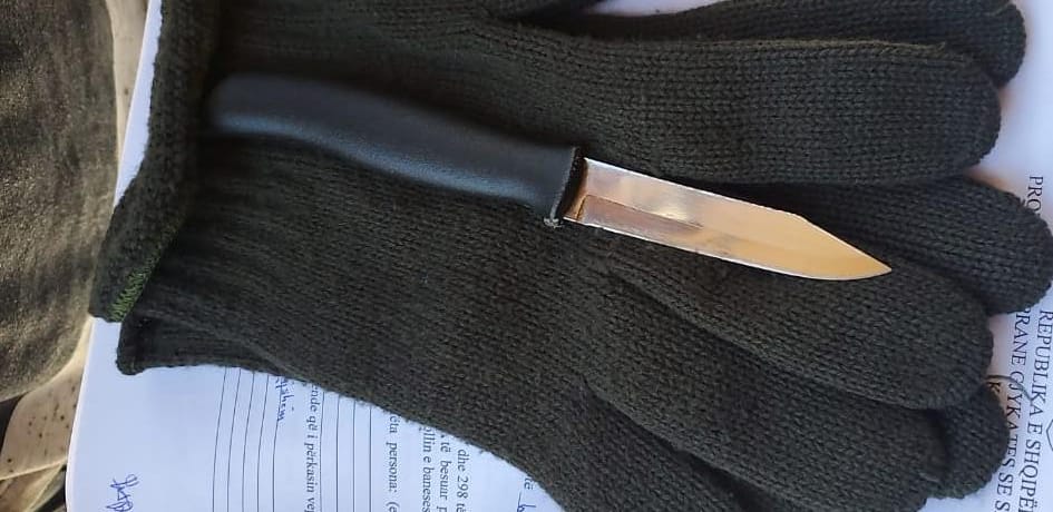 E gjobiti për karantinën, qytetari plagos me thikë policin